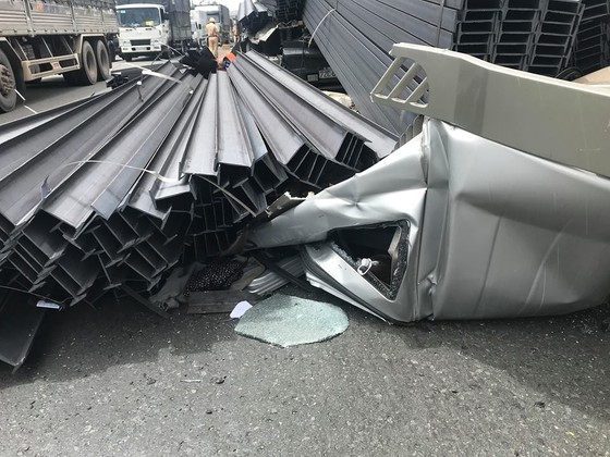 Xe container mất đầu sau cú phanh gấp, tài xế mắc kẹt kêu cứu, quốc lộ 1A ùn ứ kéo dài ảnh 2