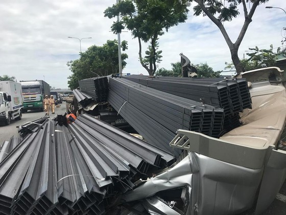 Xe container mất đầu sau cú phanh gấp, tài xế mắc kẹt kêu cứu, quốc lộ 1A ùn ứ kéo dài ảnh 7