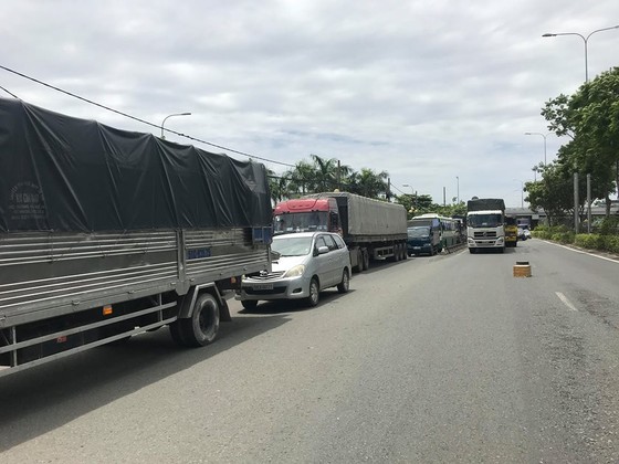 Xe container mất đầu sau cú phanh gấp, tài xế mắc kẹt kêu cứu, quốc lộ 1A ùn ứ kéo dài ảnh 8