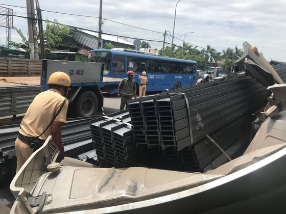 Xe container mất đầu sau cú phanh gấp, tài xế mắc kẹt kêu cứu, quốc lộ 1A ùn ứ kéo dài ảnh 9