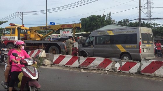 Gần 10 hành khách bị thương mắc kẹt kêu cứu trong xe khách bị lật ở quận 9 ảnh 4