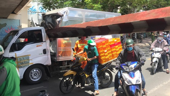 Xe tải kéo ngã thanh barie dưới cầu Bông, giao thông ùn ứ ảnh 1
