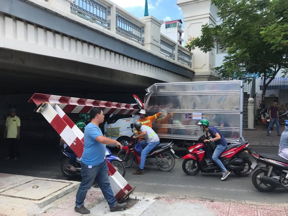 Xe tải kéo ngã thanh barie dưới cầu Bông, giao thông ùn ứ ảnh 5