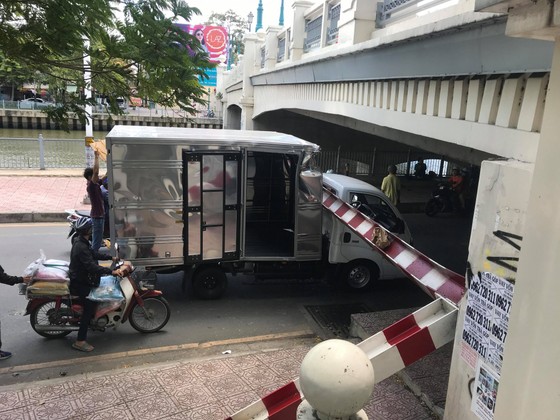 Xe tải kéo ngã thanh barie dưới cầu Bông, giao thông ùn ứ ảnh 6