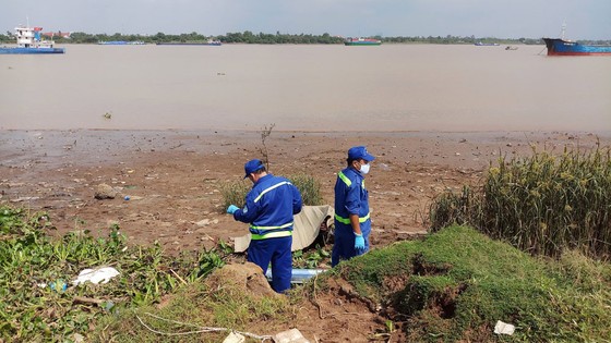Phát hiện thi thể nam giới đang phân hủy nổi trên sông Đồng Nai ảnh 1