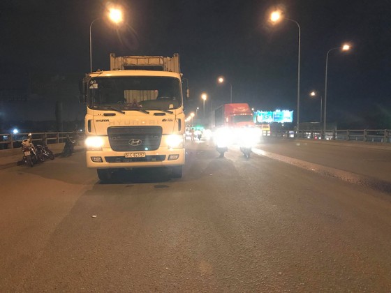 Va chạm xe máy và container, hai thanh niên tử vong ảnh 2
