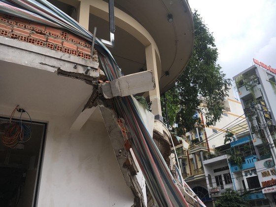 Sập công trình xây dựng ở quận 11, hai công nhân nguy kịch ảnh 2