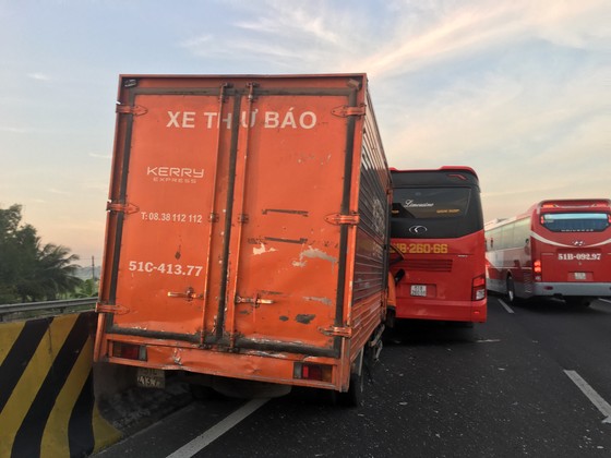 Hai va chạm trên cao tốc TPHCM – Trung Lương, nhiều người thoát chết ảnh 1