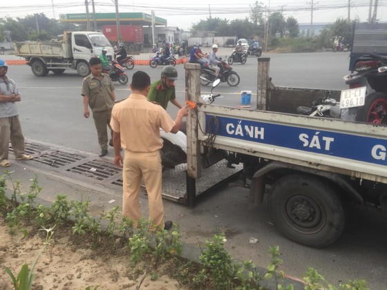 Người dân truy đuổi xe container cán chết người phụ nữ rồi bỏ chạy ảnh 1