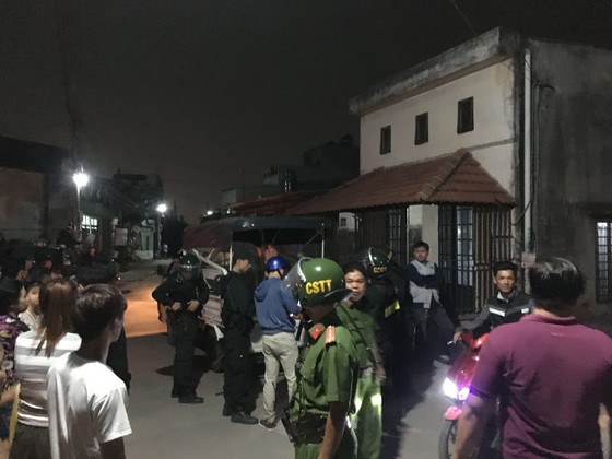 Công an khống chế kẻ chém hai vợ chồng cùng con nhỏ ở vùng ven ảnh 2