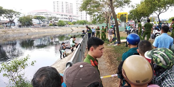 Câu cá ở kênh Tàu Hủ, 1 người trượt chân đuối nước tử vong ảnh 1