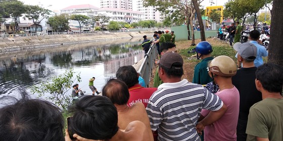 Câu cá ở kênh Tàu Hủ, 1 người trượt chân đuối nước tử vong ảnh 2