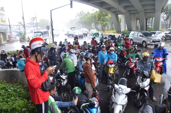 Cơn mưa 'giải nhiệt' ở TPHCM khiến nhiều người té ngã trên đường ảnh 2