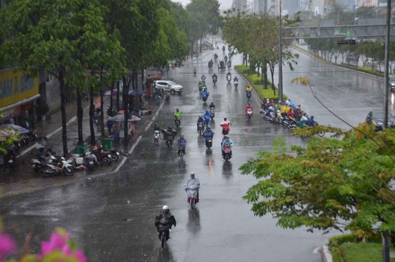 Cơn mưa 'giải nhiệt' ở TPHCM khiến nhiều người té ngã trên đường ảnh 3
