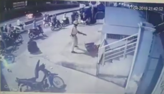 Xôn xao clip CSGT chĩa súng, đánh 2 người sau va chạm giao thông ảnh 2