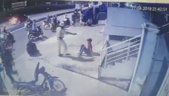 Xôn xao clip CSGT chĩa súng, đánh 2 người sau va chạm giao thông ảnh 1