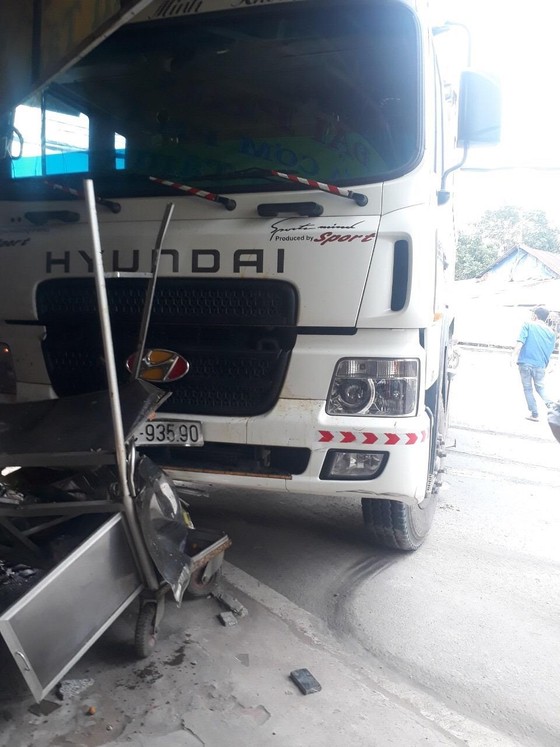 Xe ben lao vào quán cơm, 2 người bị thương nhập viện cấp cứu ảnh 3