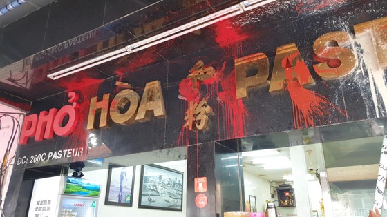 Đề nghị truy tố nhóm đối tượng 'khủng bố' quán phở Hòa bằng mắm tôm, sơn ảnh 2