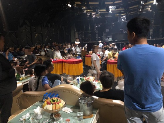 Đột kích tụ điểm ăn chơi ở quận 5, phát hiện nhiều dân chơi dương tính chất ma tuý ảnh 1