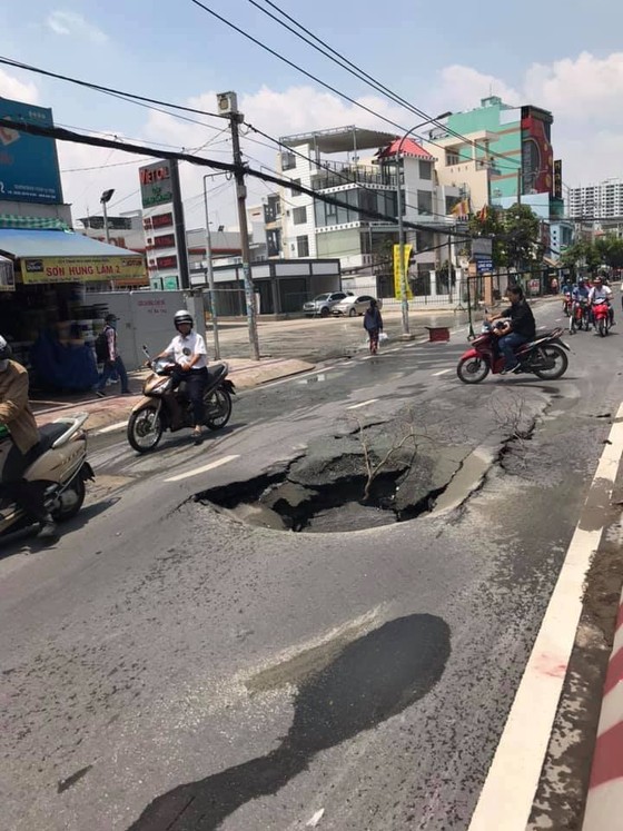 Hố 'tử thần' xuất hiện trước cổng trường tiểu học ở TPHCM ảnh 2