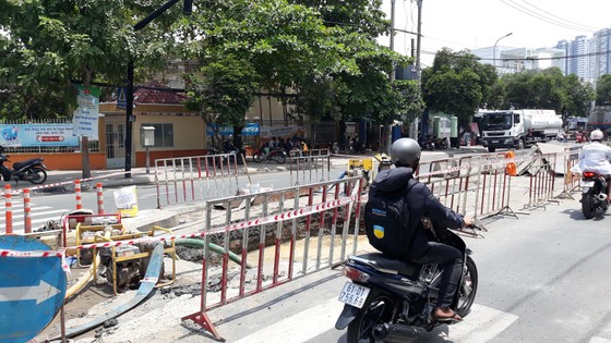 Hố 'tử thần' xuất hiện trước cổng trường tiểu học ở TPHCM ảnh 1