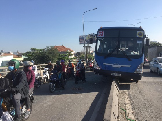 Xe buýt 'trèo' lên dải phân cách, nhiều hành khách hoảng loạn ở TPHCM ảnh 1