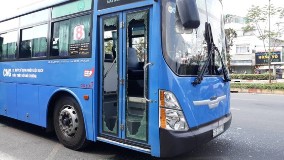 Triệu tập 1 số thanh niên chặn xe buýt đập phá ở trước Gigamall ảnh 3