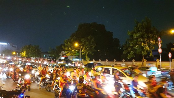 Cháy xe khách, giao thông ùn ứ kéo dài ở quận Tân Bình ảnh 5