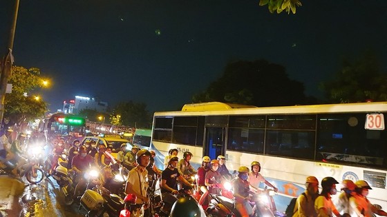 Cháy xe khách, giao thông ùn ứ kéo dài ở quận Tân Bình ảnh 6