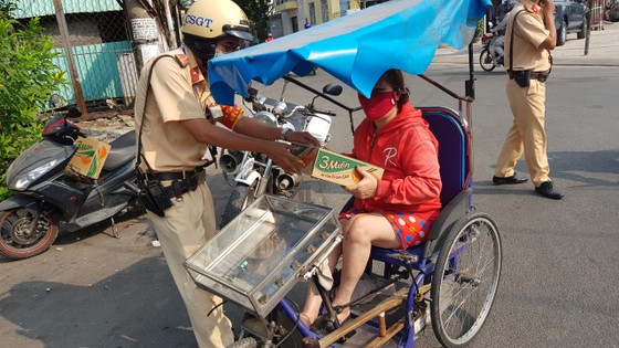 Hình ảnh đẹp của Cảnh sát giao thông TPHCM trong mùa dịch Covid-19 ảnh 2