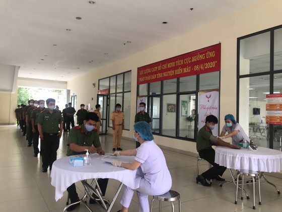 Công an TPHCM tình nguyện hiến 1.000 đơn vị máu cứu người ảnh 2