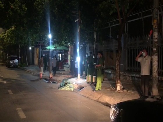 Tìm thấy 1 tờ đơn xin việc trong bao tải chứa thi thể trên vỉa hè ảnh 1