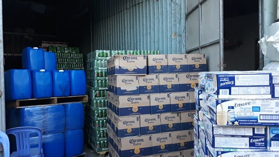 Đột kích kho hàng trên quốc lộ 1 chứa lượng lớn sữa Ensure và bia không rõ nguồn gốc ảnh 5
