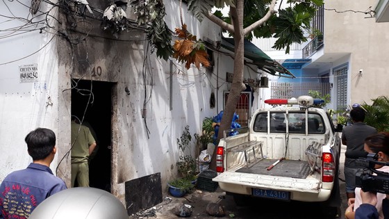 Vụ phóng hỏa đốt phòng trọ khiến 3 người tử vong: Camera ghi hình đối tượng châm lửa đốt ảnh 1