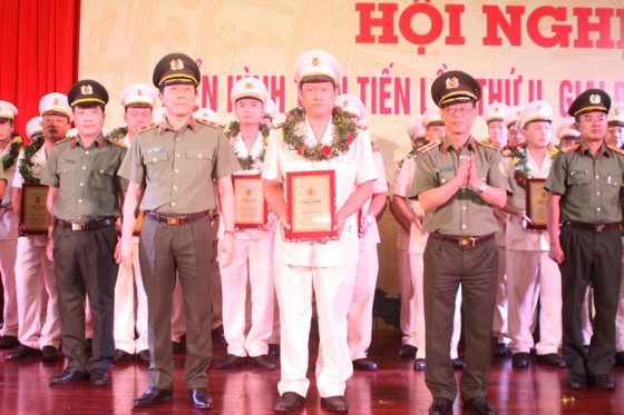 Cục Quản lý xuất nhập cảnh tuyên dương các điển hình tiên tiến phong trào thi đua “Vì an ninh Tổ quốc” giai đoạn 2015-2020 ảnh 1