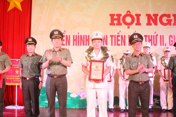 Cục Quản lý xuất nhập cảnh tuyên dương các điển hình tiên tiến phong trào thi đua “Vì an ninh Tổ quốc” giai đoạn 2015-2020 ảnh 2