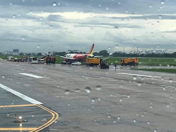 Máy bay Vietjet hạ cánh lệch đường băng ở sân bay Tân Sơn Nhất ảnh 1