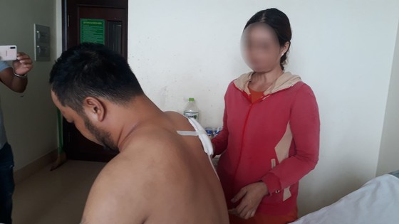 Truy bắt 2 nghi can cầm súng xông vào nhà nghỉ đâm thủng phổi người đàn ông ảnh 1