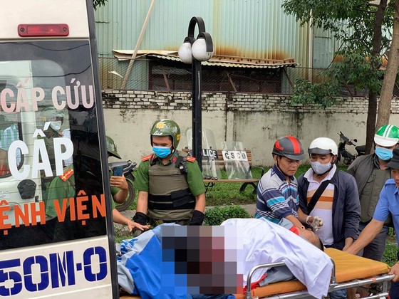 Người đàn ông có biểu hiện 'lạ' dùng dao tự đâm vào bụng ảnh 2