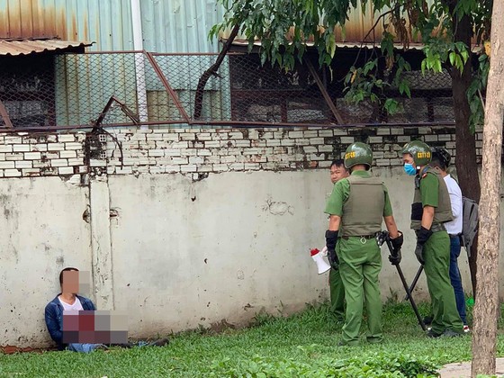 Người đàn ông có biểu hiện 'lạ' dùng dao tự đâm vào bụng ảnh 1
