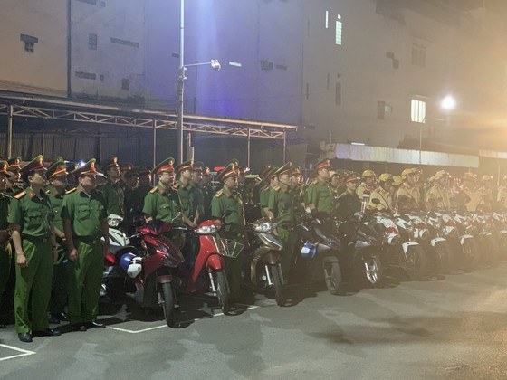 Nhiều quận ở TPHCM đồng loạt ra quân trấn áp tội phạm ảnh 1