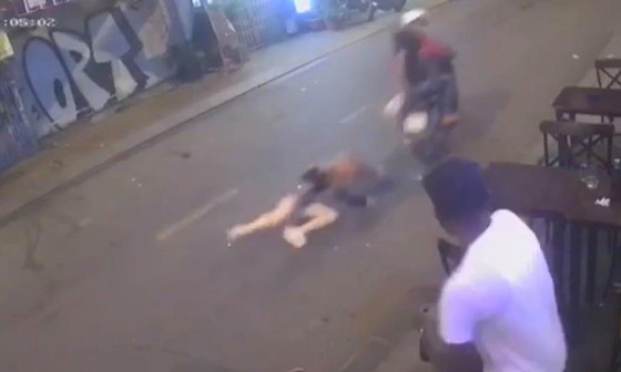Khởi tố 2 kẻ cướp giật túi xách, kéo lê cô gái ở khu phố Tây ảnh 2