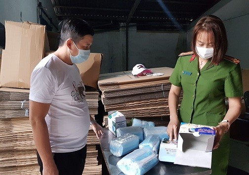 Tạm giữ gần 900.000 chiếc khẩu trang y tế không rõ nguồn gốc xuất xứ ảnh 1