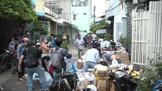 Phá đường dây làm giả phụ tùng xe máy cực lớn ở TPHCM ảnh 1