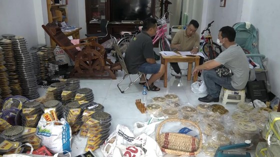 Phá đường dây làm giả phụ tùng xe máy cực lớn ở TPHCM ảnh 4