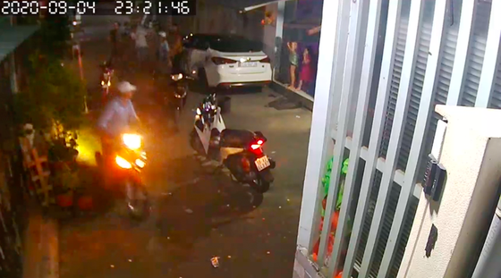 Nhóm 'giang hồ' dùng hung khí xông vào nhà dân đánh người ảnh 3