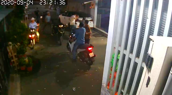 Nhóm 'giang hồ' dùng hung khí xông vào nhà dân đánh người ảnh 2