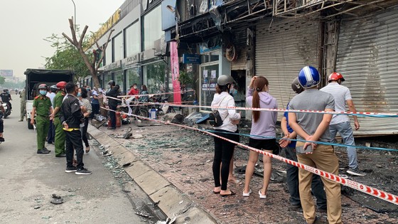 Cháy lớn lúc rạng sáng ở Gò Vấp, 2 căn nhà cùng nhiều tài sản bị thiêu rụi ảnh 10
