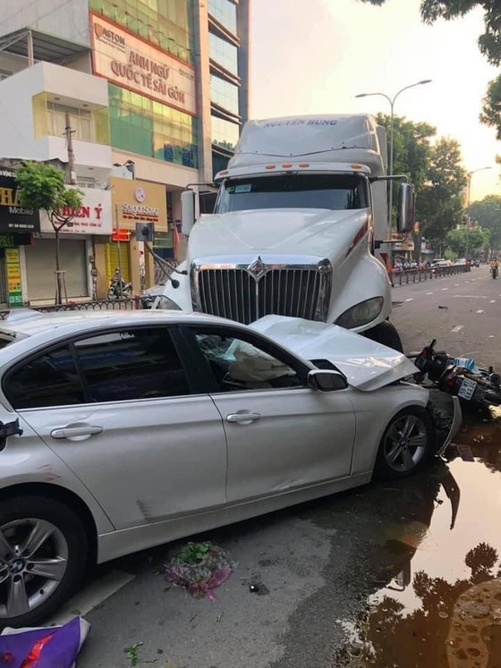 Xe container mất lái tông xe ô tô, nhiều xe máy ở quận 10 ảnh 1