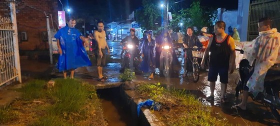Đã tìm thấy thi thể người phụ nữ rớt xuống cống bị cuốn mất tích trong cơn mưa ảnh 1